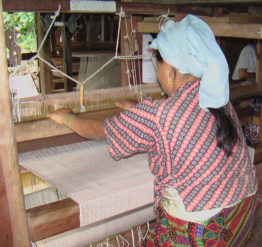 Weaving fabric from nettle fibres in Khandbari, Nepal. www.transrural.org